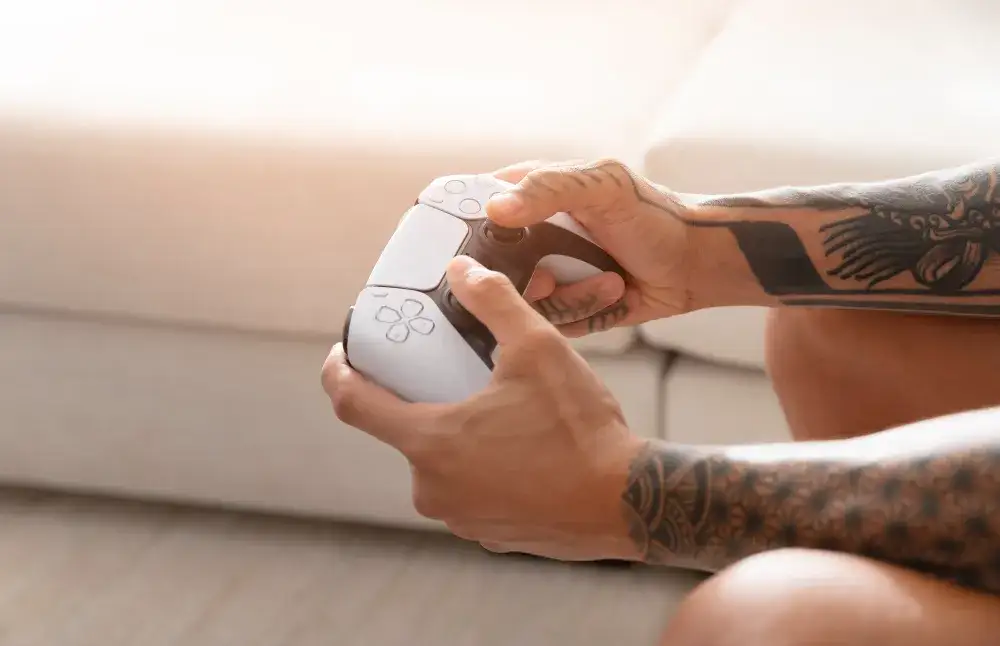 Drugi oddech PS5: jak oprogramowanie układowe i nowe dyski SSD zmieniły konsolę w idealną stację do gier strategicznych w stylu retro