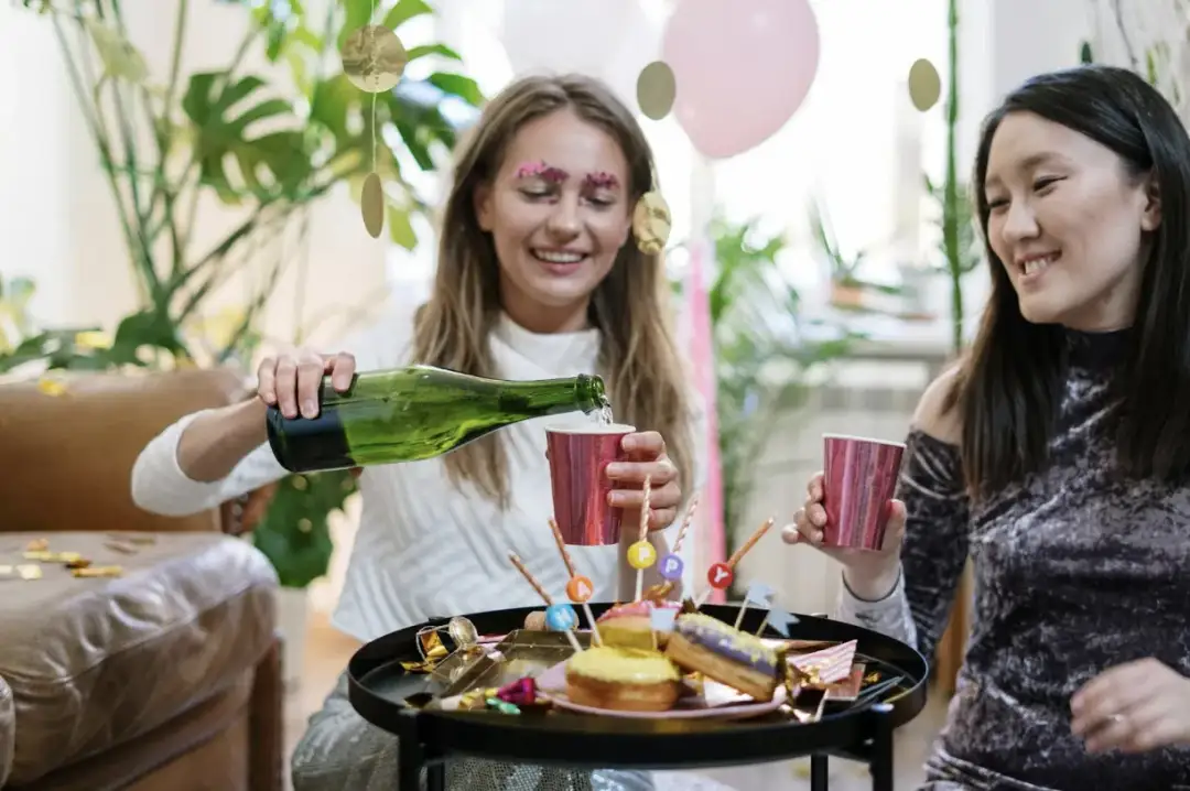 Wieczór tematyczny w domu – jak stworzyć klimat bez wyjścia z mieszkania?