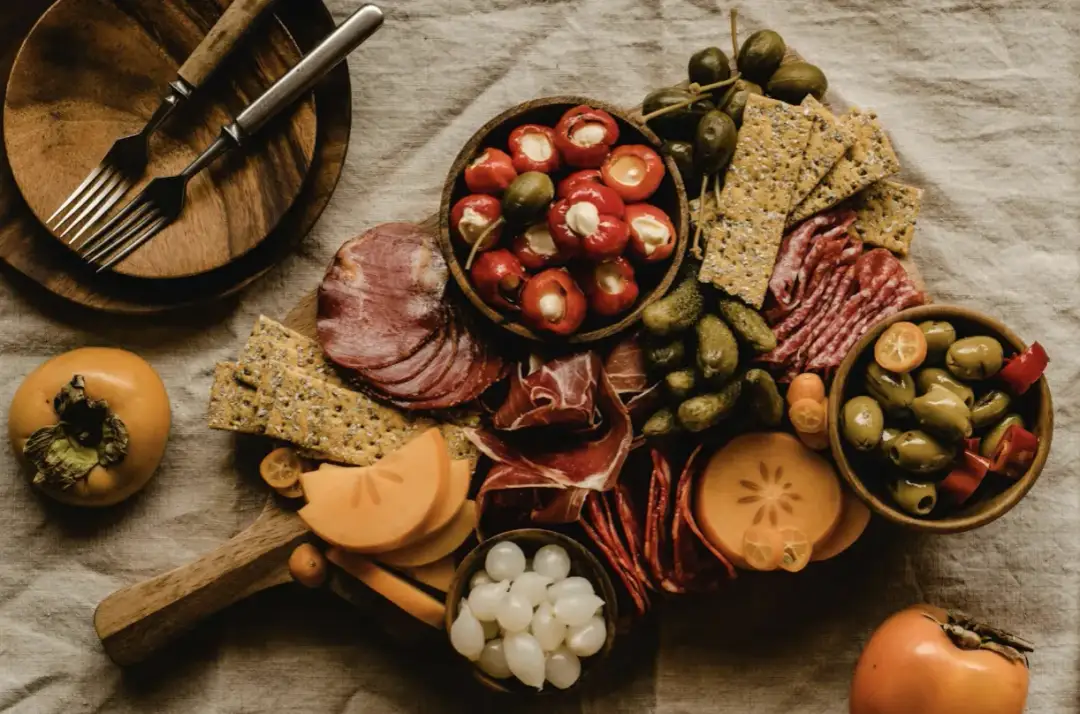 Poker face przy stole – przekąski idealne na wieczór z kartami