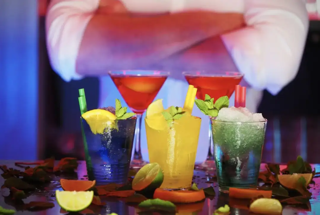 Koktajle inspirowane kasynami – jak barmani z Las Vegas, Makau i Monte Carlo tworzą drinki do gry