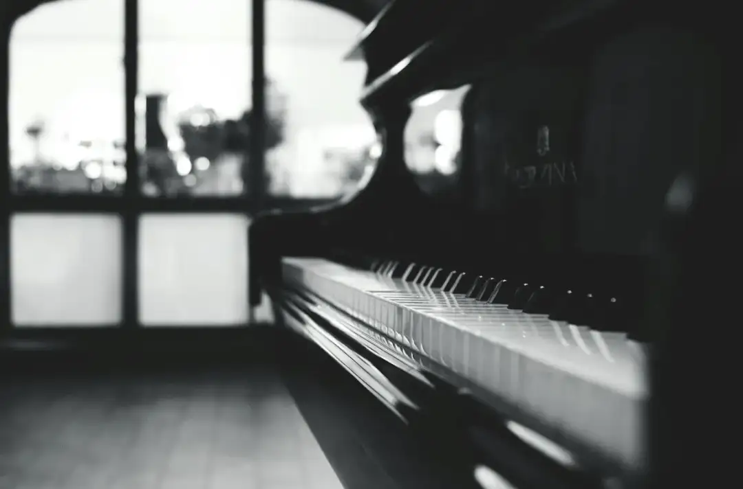 Muzyka w kasynach – od salonów Monte Carlo po playlisty algorytmów w kasynach online