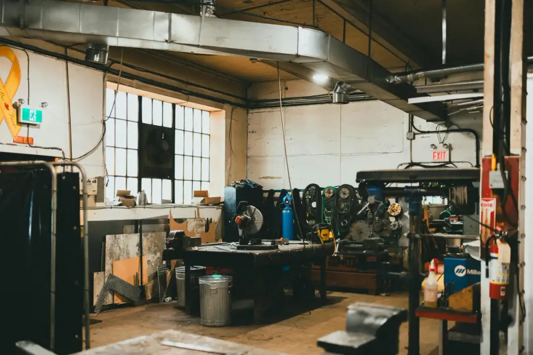 Bezpieczeństwo w firmie i warsztacie - jak wybrać koc gaśniczy zgodny z normami?