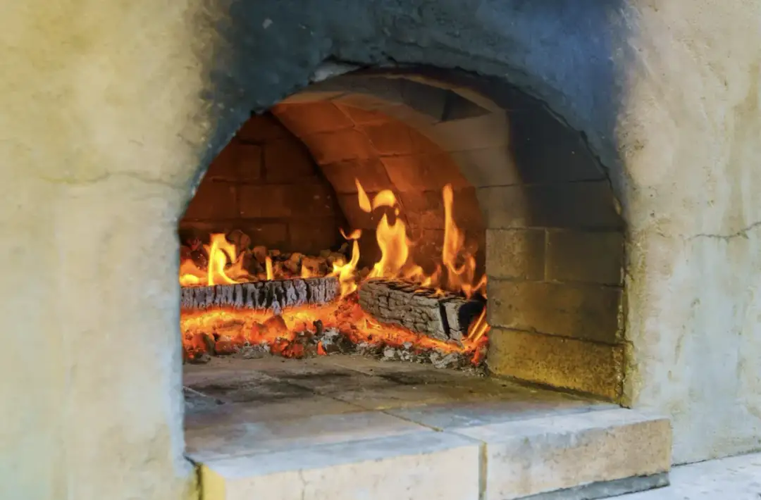 ogrodowy piec do pizzy z cegieł szamotowych