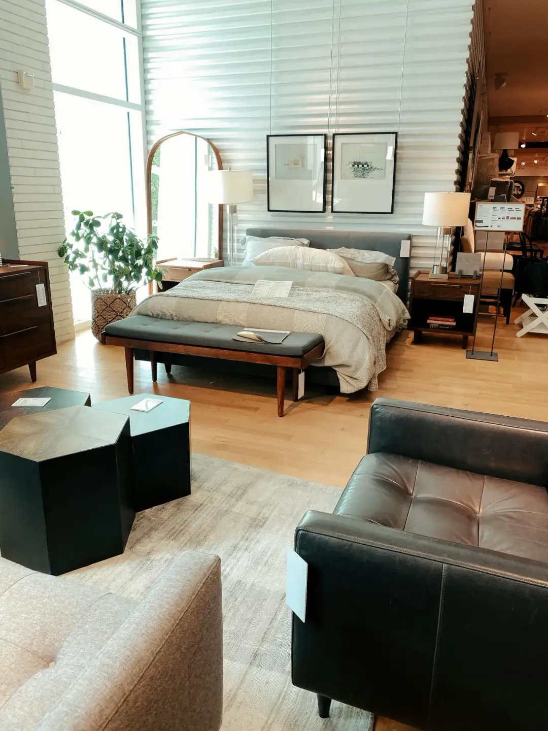 Sklepy meblowe – czym różnią się dobre salony meblowe od przeciętnych?