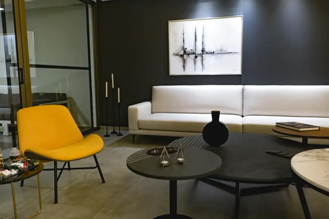 Jak wybrać meble w salonie meblowym, żeby służyły przez lata?