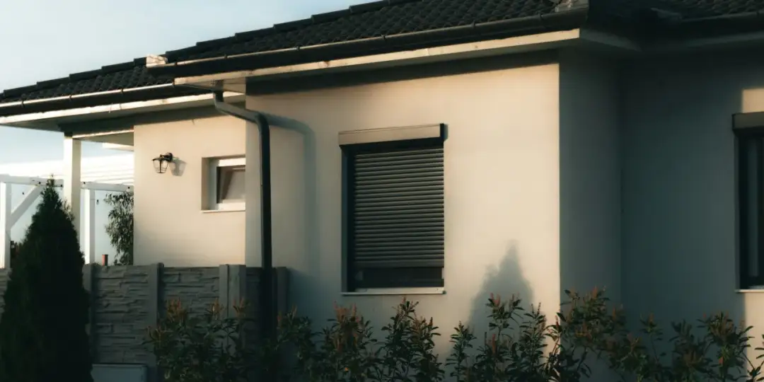 Czy żaluzje zewnętrzne to dobry wybór do domu jednorodzinnego? Praktyczny poradnik