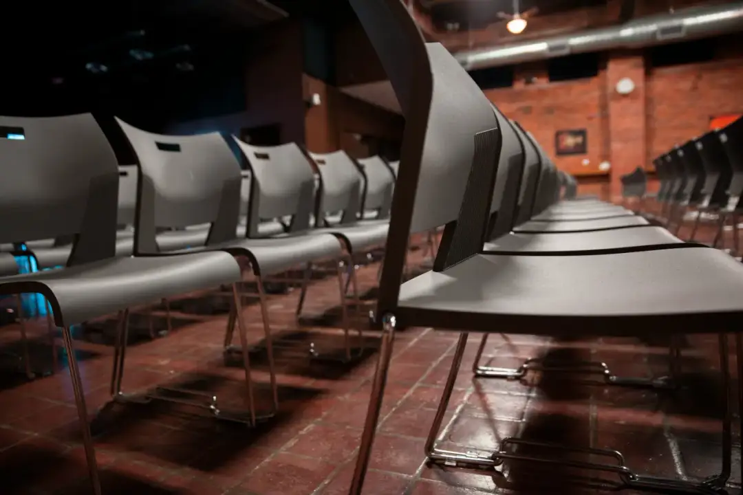 Krzesła konferencyjne – jak wybrać wygodne miejsce do spotkań w biurze?