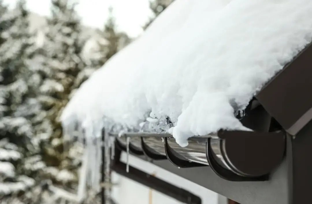 Jak radzić sobie z zamarzniętymi rynnami i soplami na dachu?