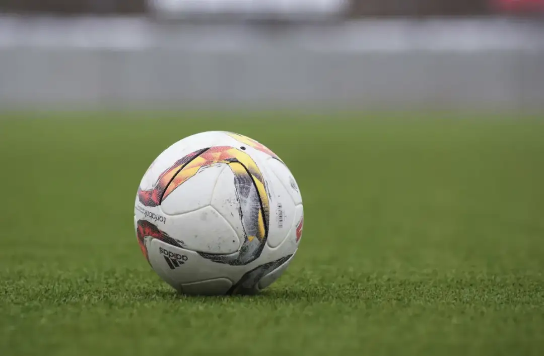 Finanse Sportowców: Jak Gwiazdy Sportu Uczą Się Zarządzać Wielkimi Pieniędzmi