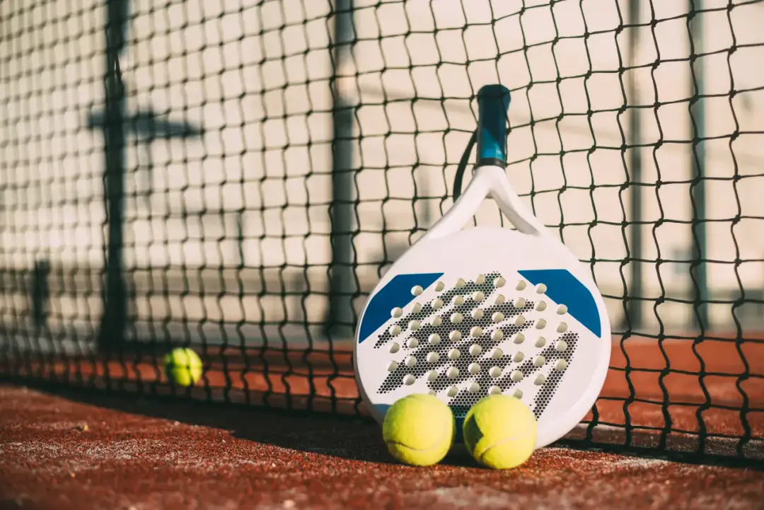 Fenomen Padla – jak sportowa hybryda zdominowała europejskie rekreacje?