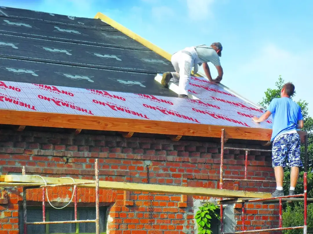 Jak ocieplić stary dach z dachówki i uniknąć kosztownych błędów