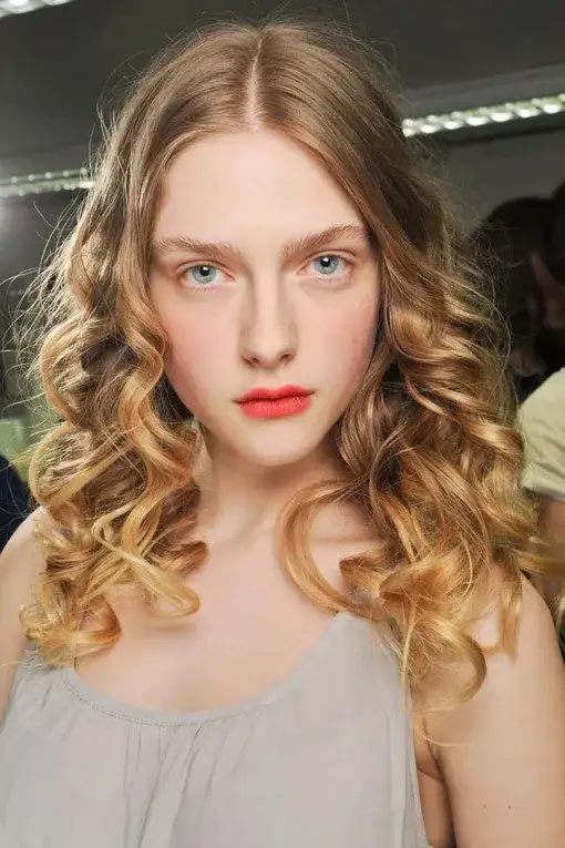 Najlepsze fryzury dla włosów kręconych – jakie wybrać i jak je stylizować