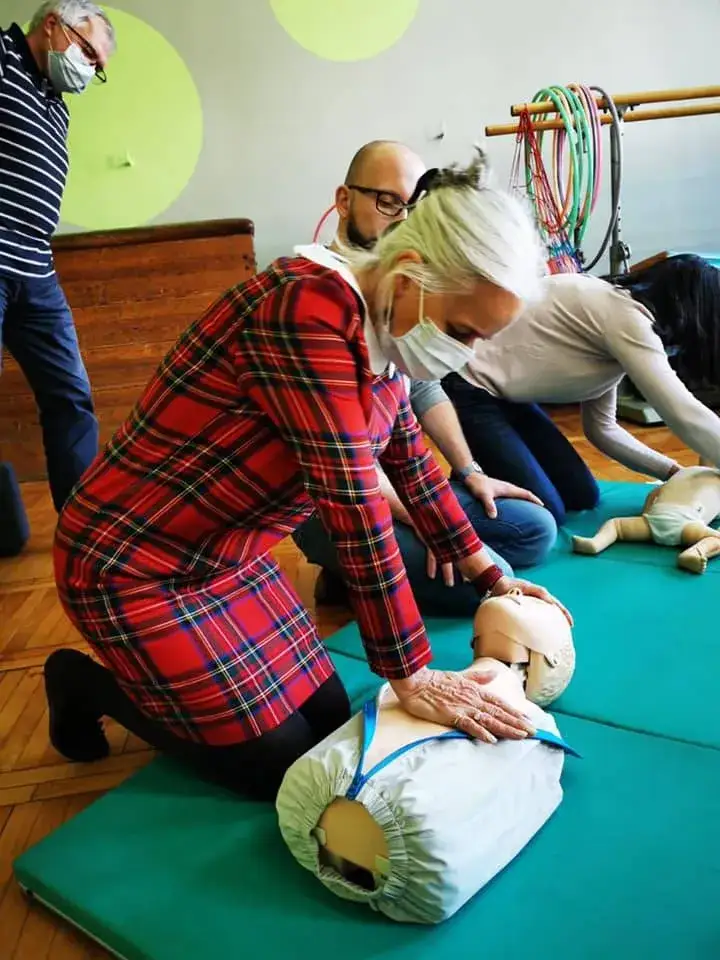 Szkolenie z pierwszej pomocy dla nauczycieli: co ile lat należy je robić?