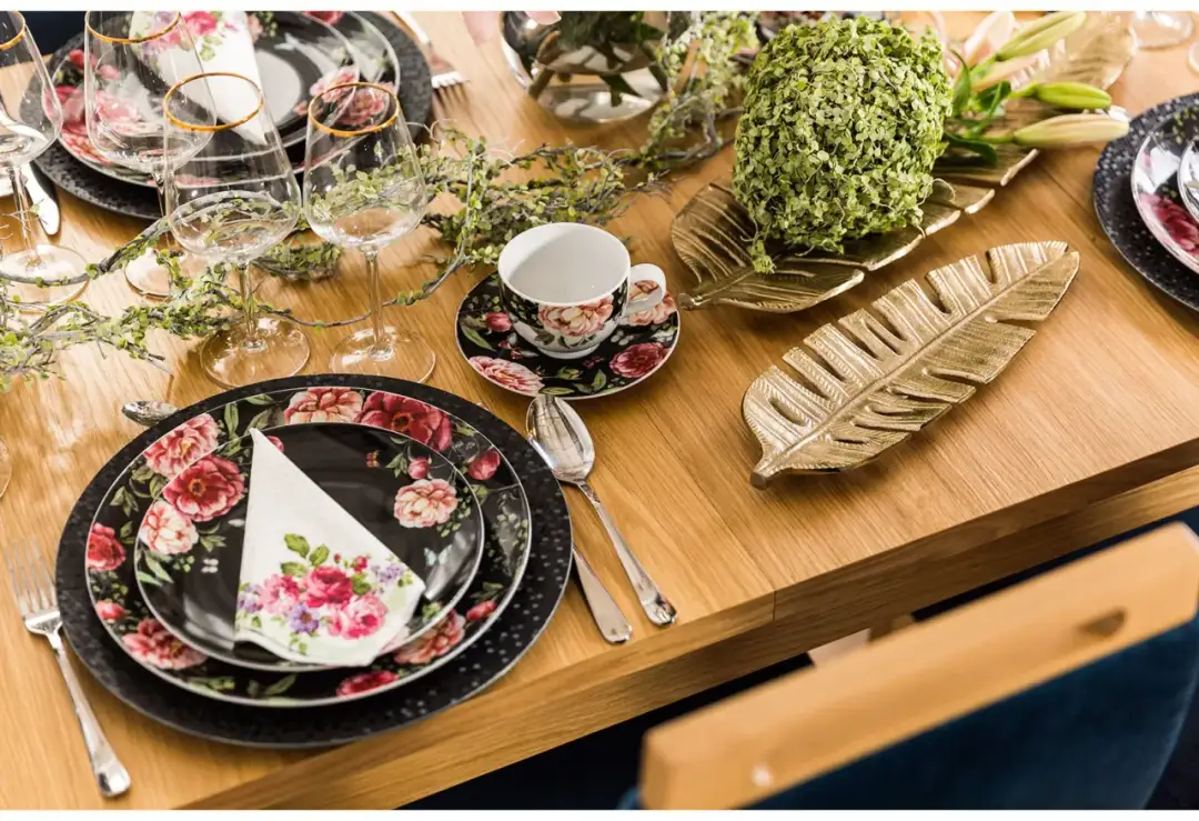 Stół urodzinowy dla dorosłych: eleganckie dekoracje i inspiracje