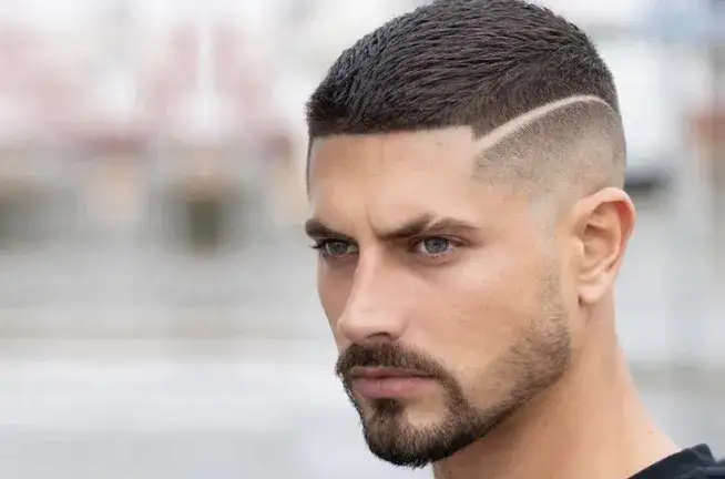 Modne fryzury maskujące zakola - skuteczne stylizacje dla mężczyzn