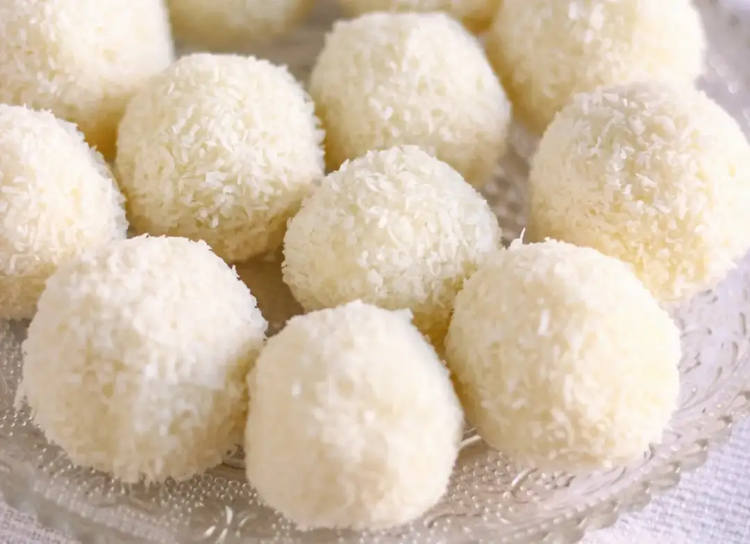 Domowe cukierki Rafaello: przepis na kokosowe praliny jak z bajki