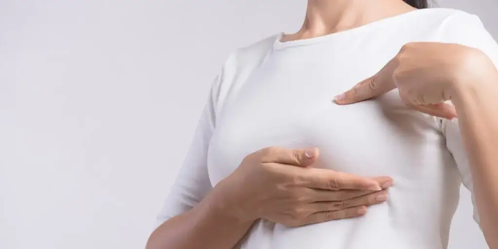 Płyn z sutka: Co oznacza i kiedy wymaga pilnej konsultacji?