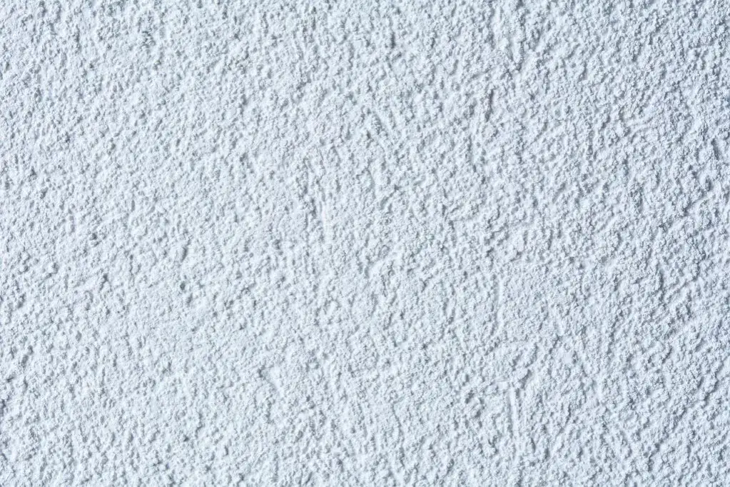 Tynk gipsowy czy cementowo wapienny? Który wybierzesz, by uniknąć kosztownych błędów