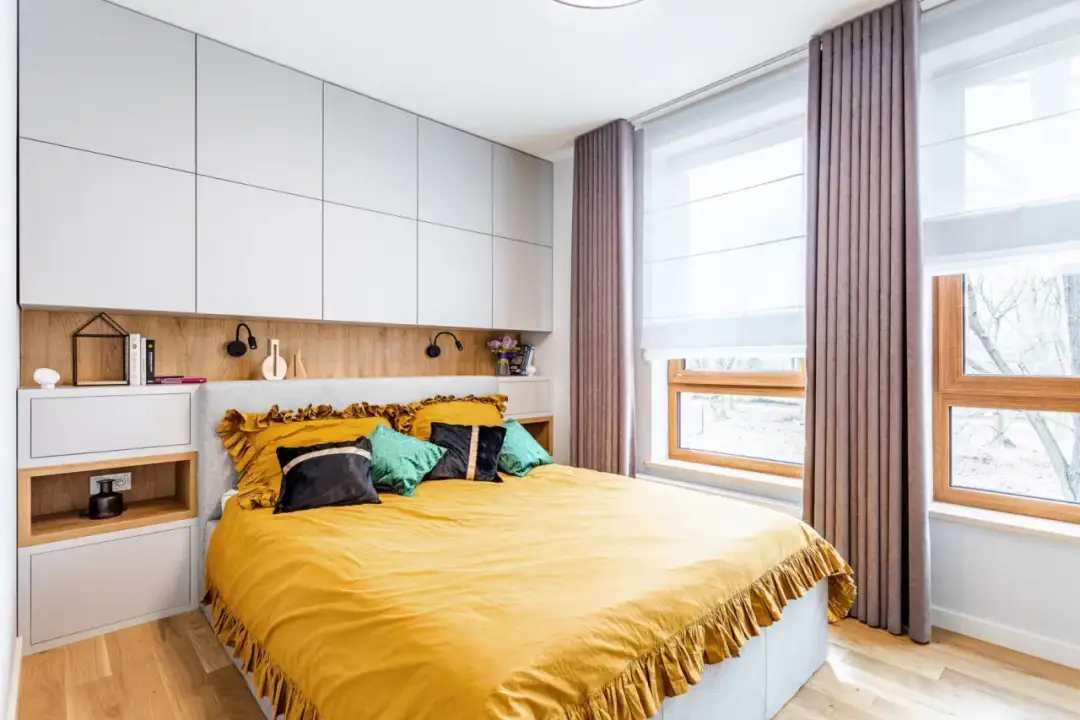 Wąskie sypialnie: 8 sprytnych sposobów na aranżację małej przestrzeni