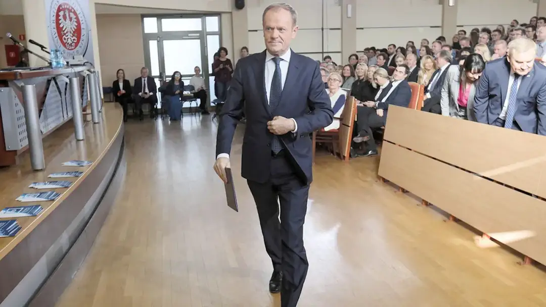 Kogo popiera Tusk? Odkryj najnowsze sondaże i wsparcie polityczne