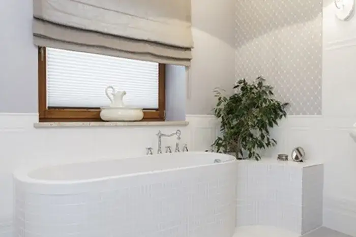 Idealne rolety do łazienki: wilgoć, prywatność i funkcjonalność w jednym Idealne rolety do łazienki: wilgoć, prywatność i funkcjonalność w jednym