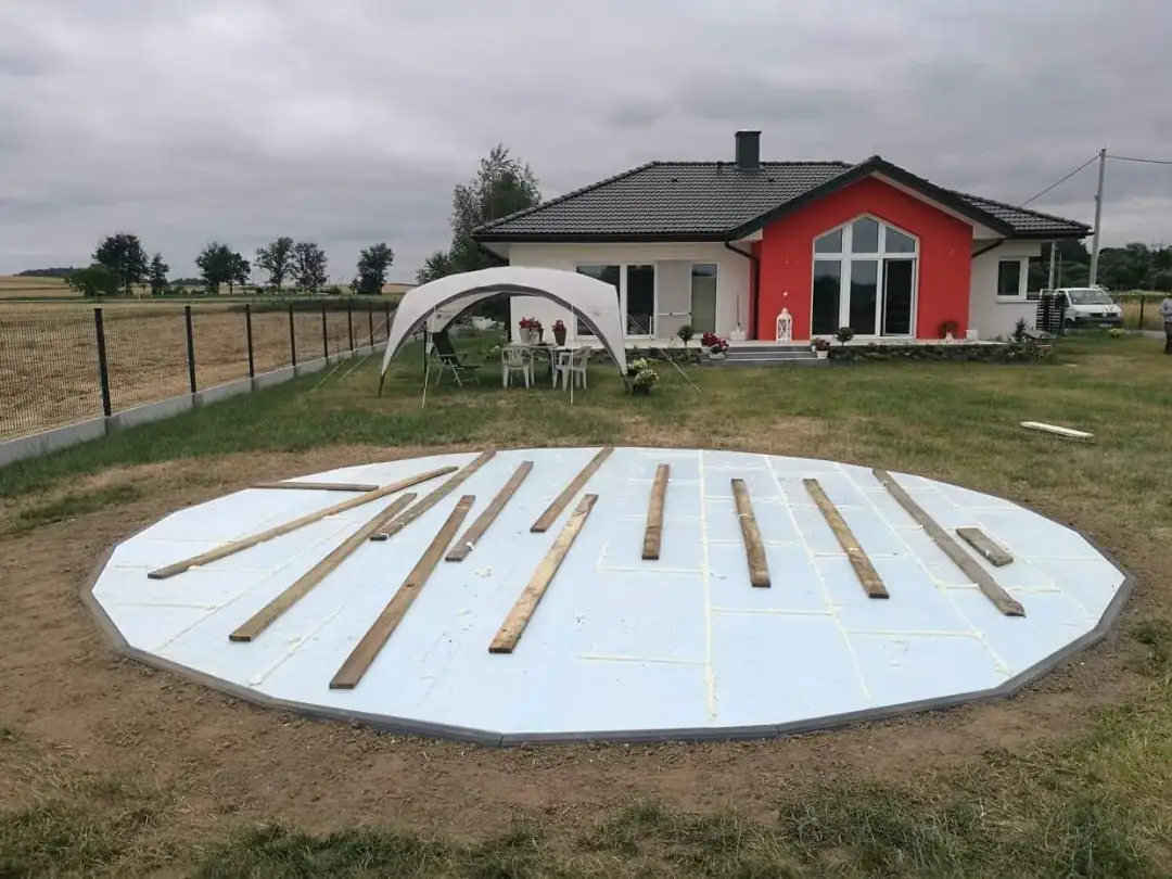 Jak przygotować teren pod basen ogrodowy, aby uniknąć kosztownych błędów