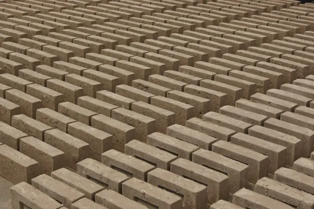 Jakie materiały wykorzystuje się do produkcji cegły i ich właściwości