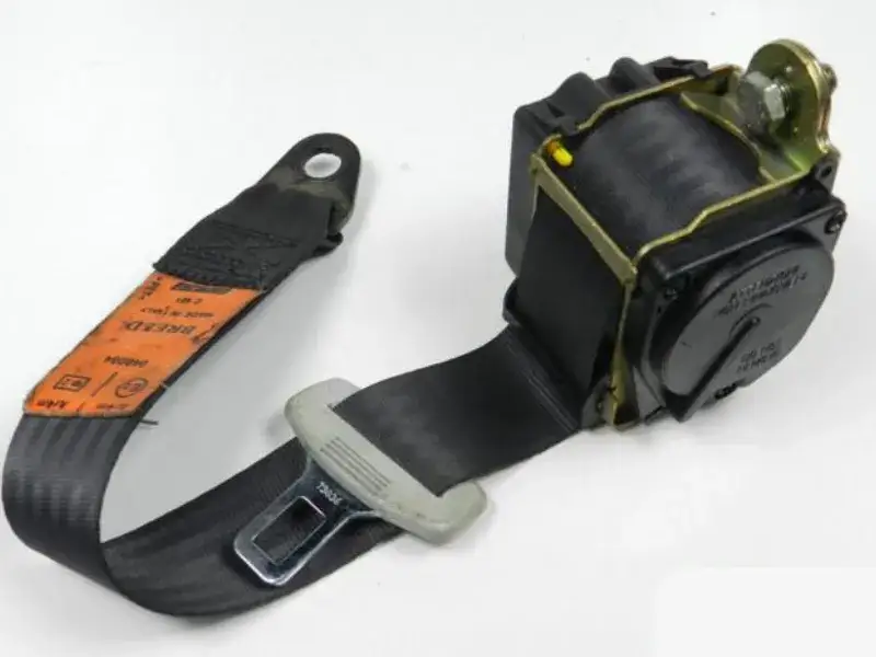 Jak bezpiecznie sprawdzić wiek pasów bezpieczeństwa w samochodzie