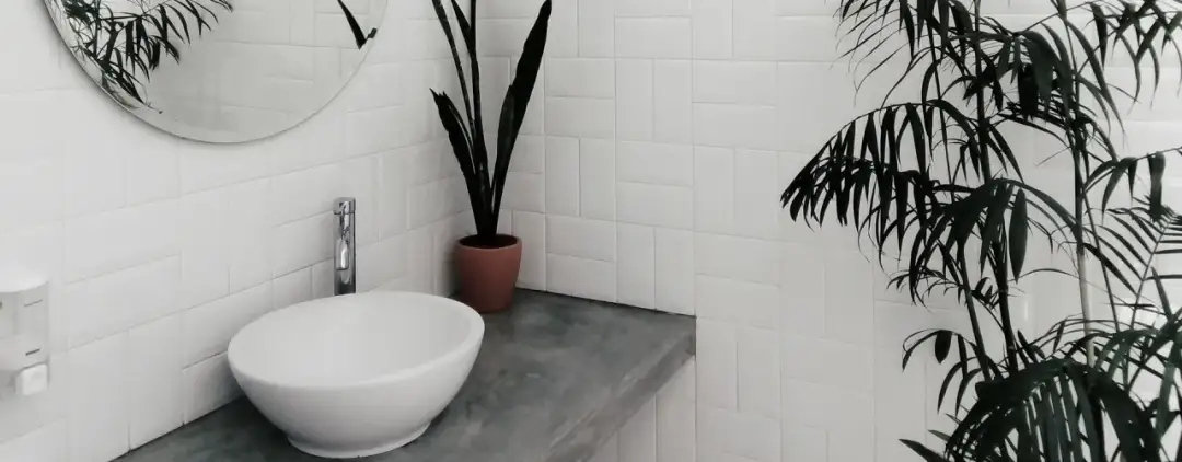 Jak pomalować płytki w łazience: 5 kroków do metamorfozy