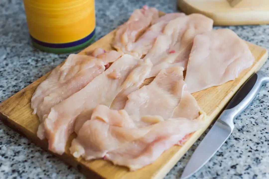 Jak kroić pierś z kurczaka na kotlety, aby uniknąć wysuszenia mięsa