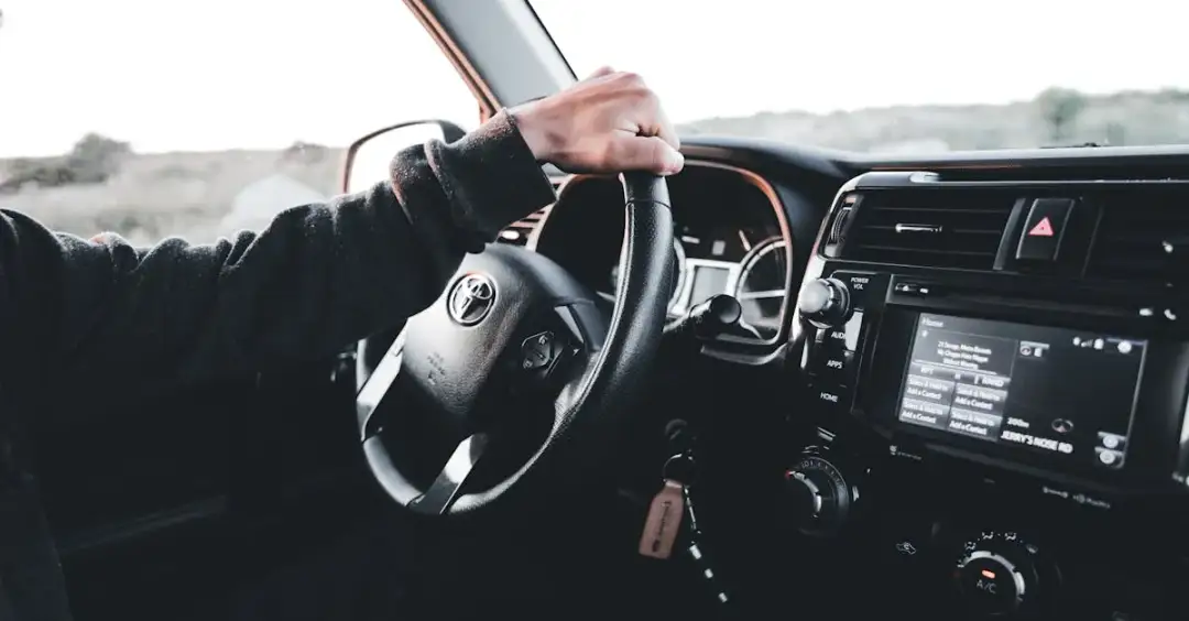 Jak bezpiecznie korzystać z uchwytu na deskę rozdzielczą? 5 rad