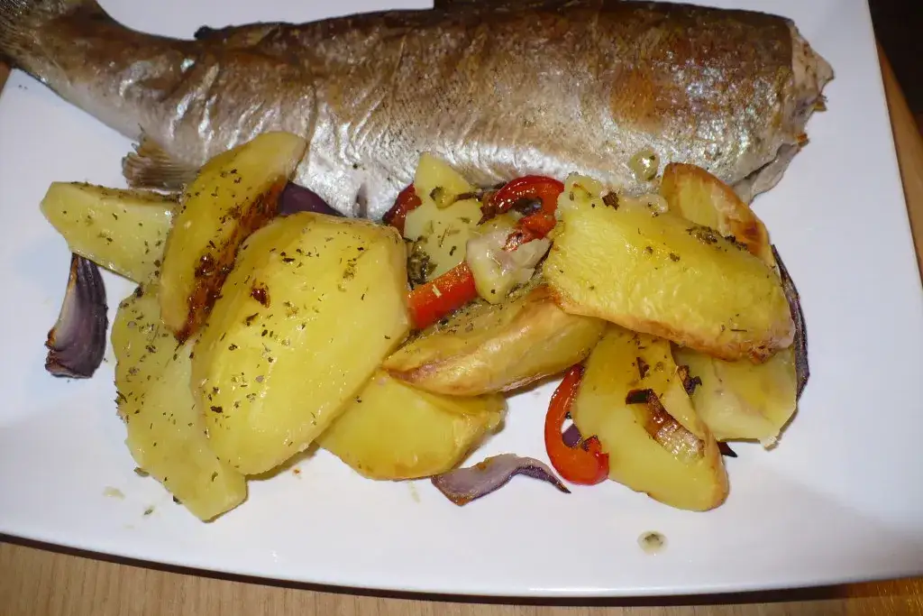 Pstrąg z piekarnika w folii czy bez - poznaj różnice i wybierz najlepszą metodę Pstrąg z piekarnika w folii czy bez - poznaj różnice i wybierz najlepszą metodę