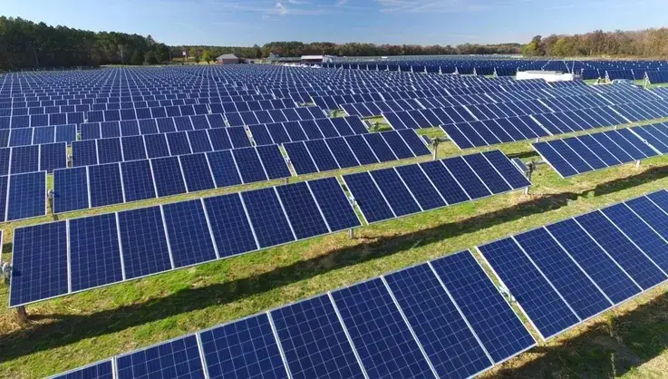 Fotowoltaika na francuskich winnicach: ekologiczne rozwiązania z Bordeaux