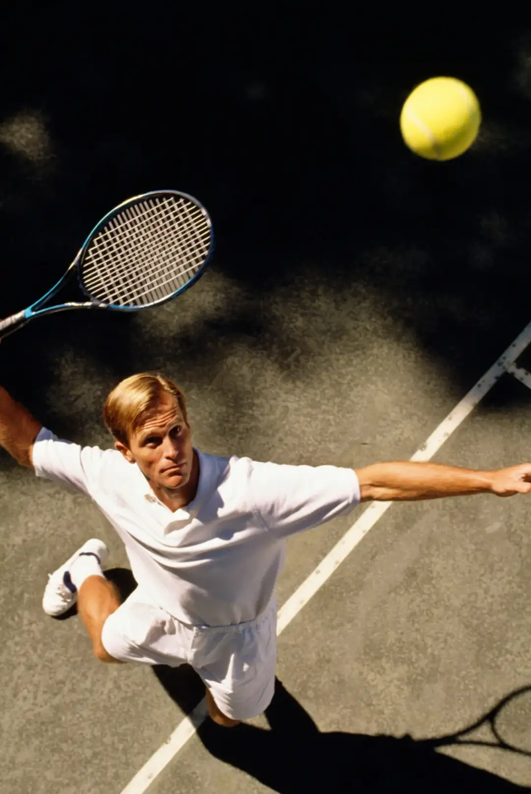 Jak poprawnie serwować w tenisie: techniki, błędy i porady dla początkujących