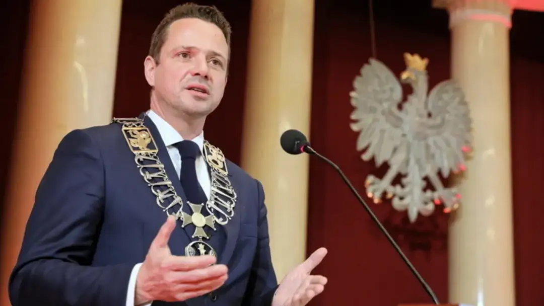 Ile zarabia Trzaskowski? Zaskakujące fakty o jego pensji i porównania