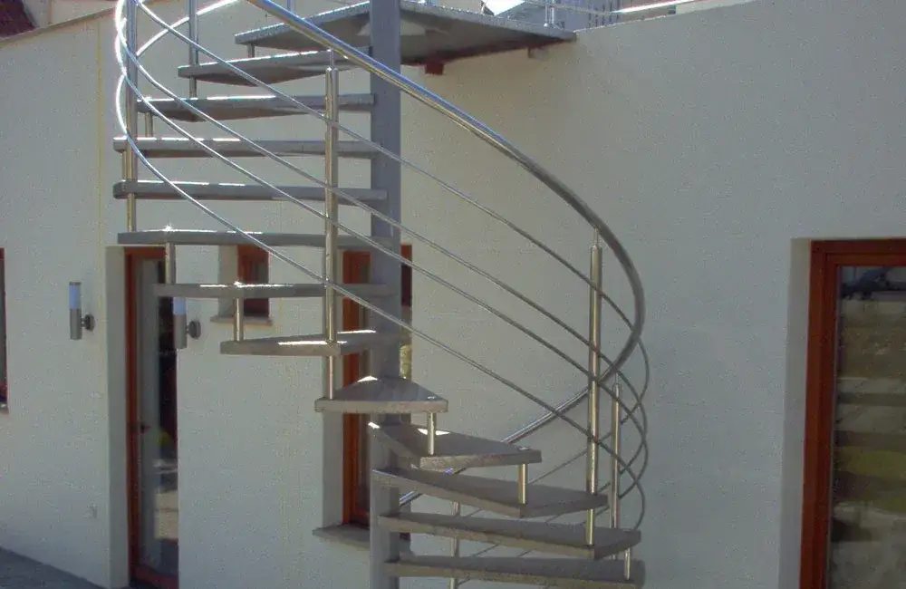 Czym wykończyć schody na zewnątrz, aby były trwałe i estetyczne?