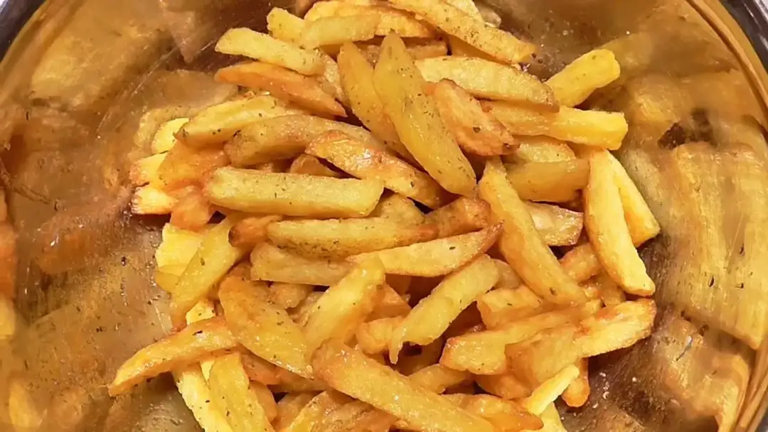 Jak usmażyć frytki na patelni, aby były chrupiące i pyszne