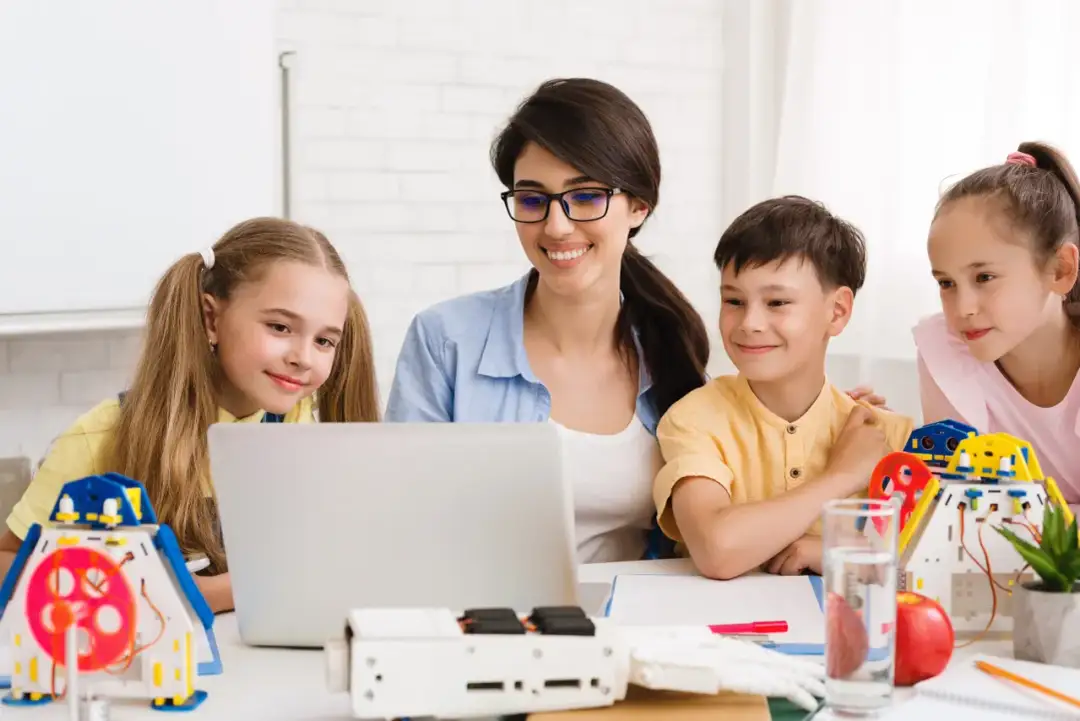 Skuteczne zajęcia integracyjne dla młodzieży. Poznaj metody, które łączą grupę