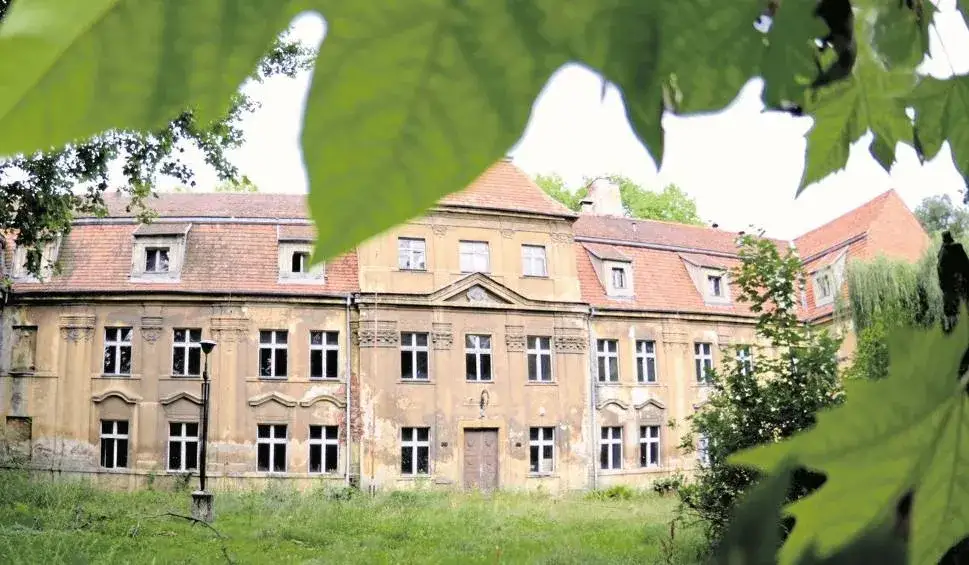 Pałac w Sławie: Historia, architektura i tajemnice, które zaskakują