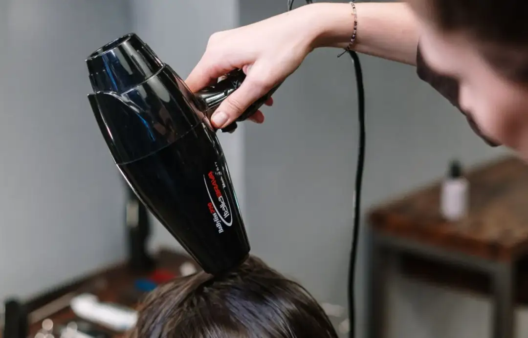 Jak działa suszarka do włosów – poznaj sekrety efektywnego suszenia