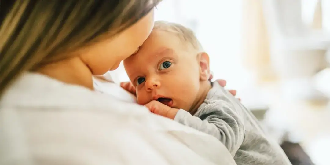 Refluks u niemowlaka: skuteczne sposoby na ból i dyskomfort malucha