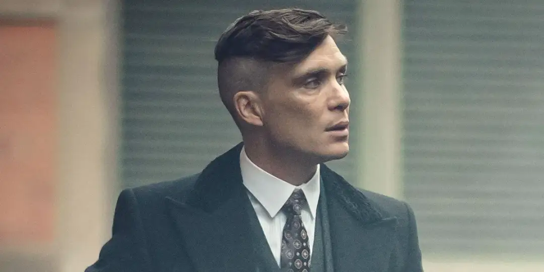 Jak uzyskać tę kultową fryzurę Thomasa Shelby'ego krok po kroku?