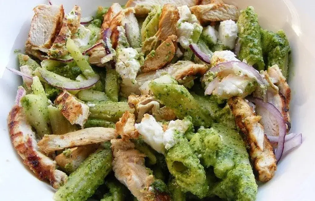 Prosty przepis na penne z kurczakiem i pesto – smaczny obiad w 30 minut