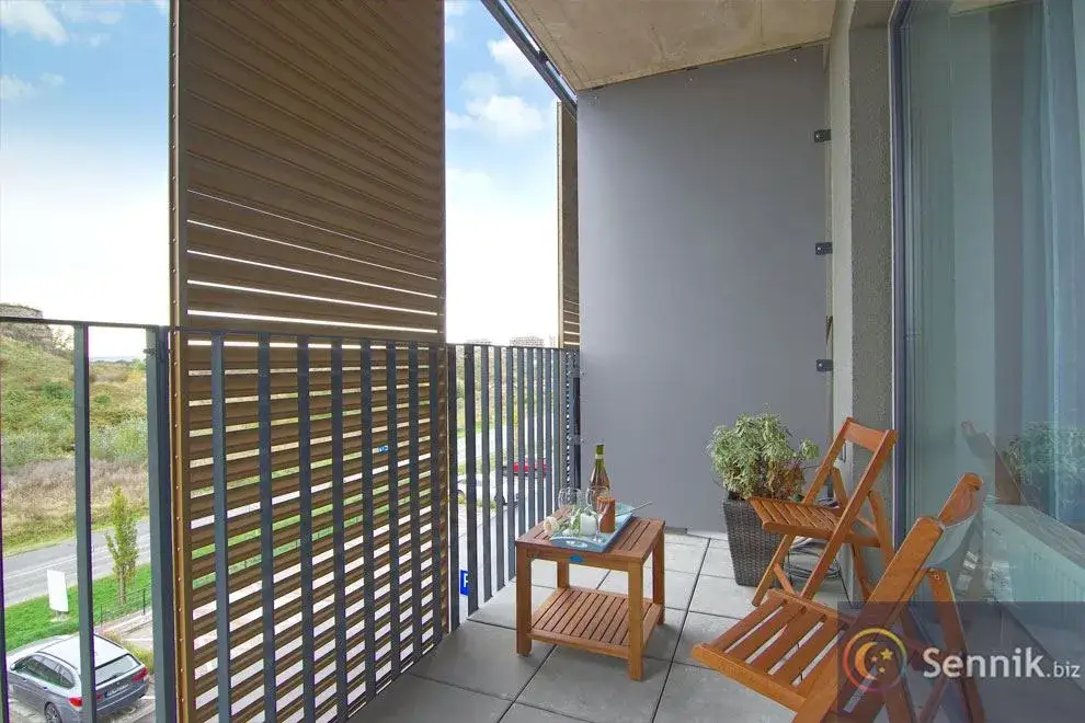 Sennik: Ktoś spada z balkonu - znaczenie i symbolika snu