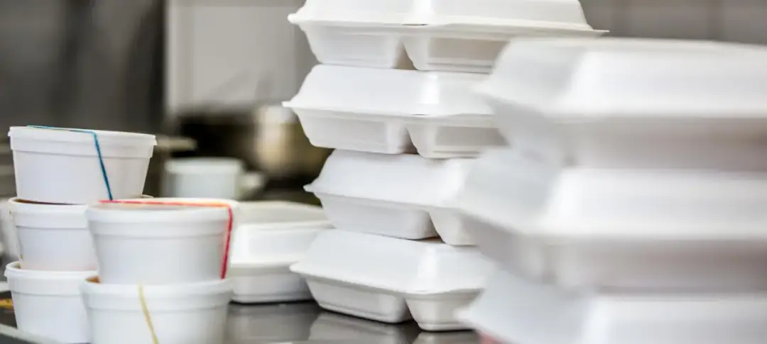 Do jakiego pojemnika wrzucamy styropian? Sprawdź, aby nie pomylić!