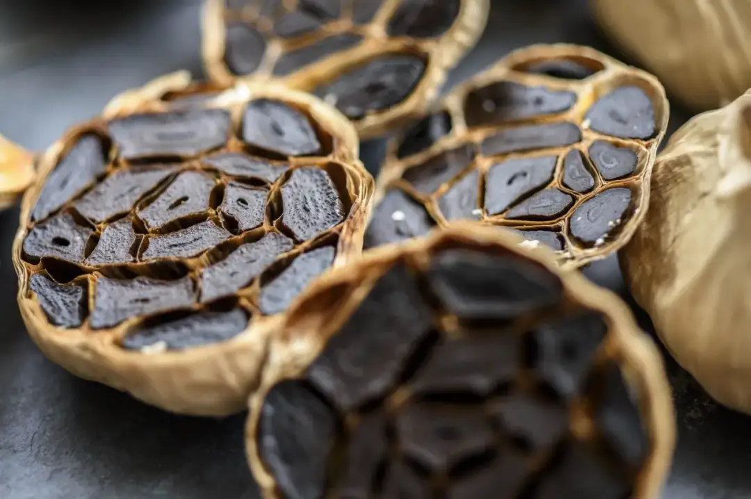 Czy czarna czapka chroni przed udarem? Prawda o ochronie przed słońcem.