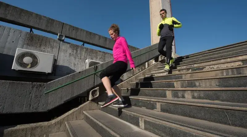 Ile kalorii spalasz chodząc po schodach? Zaskakujący trening dla każdego