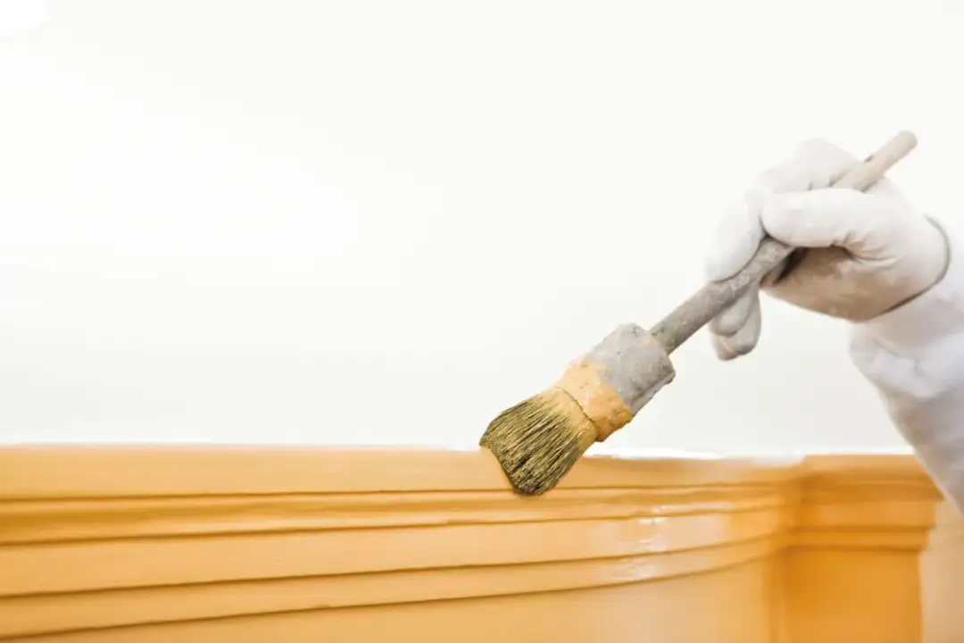 Jak prawidłowo malować listwy sufitowe: porady i techniki