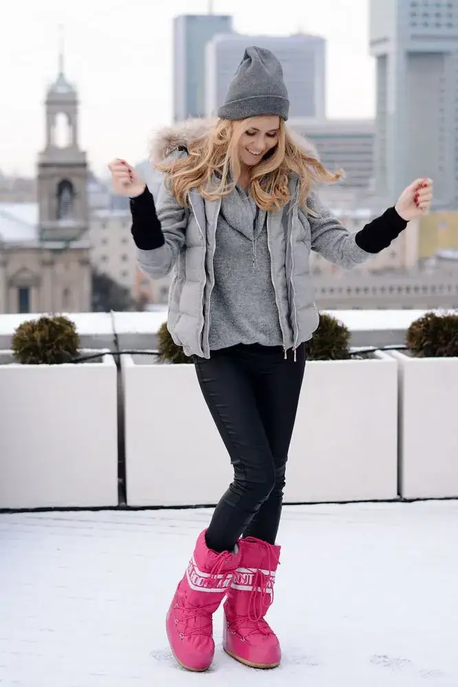 Jak nosić śniegowce moon boot? Modne stylizacje na każdą okazję