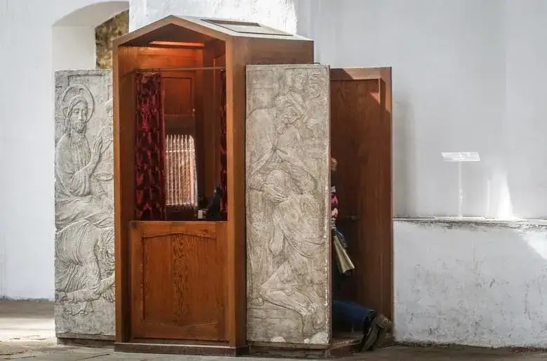 Jak brzmi formułka spowiedzi? Odkryj jej znaczenie i różnice